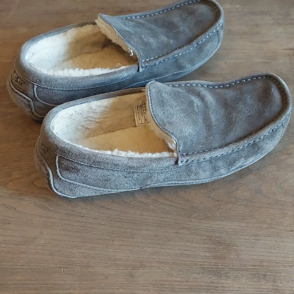 UGG Slippers - Picture 11 of 15